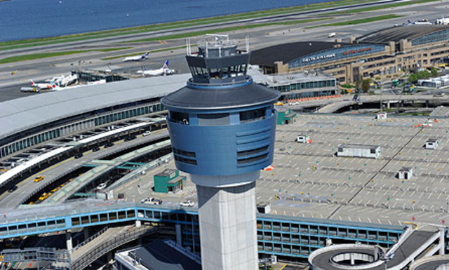 Alfred Auf dem flughafen