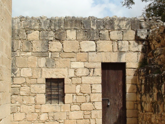 Καταστροφή κάστρου από...