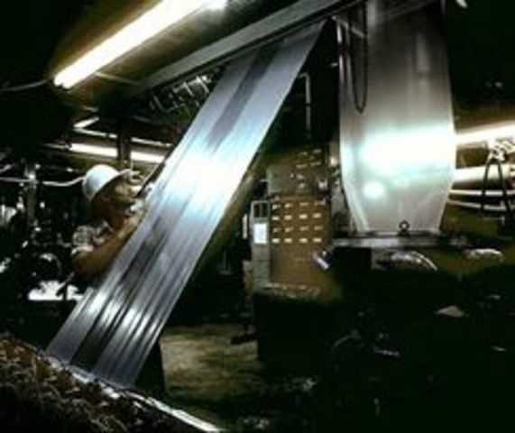 La primera fabrica que usó hule natural fue establecida en Francia