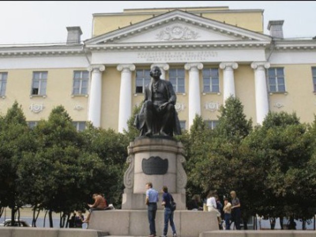 Памятник ученому Михаилу Ломоносову на улице Моховой возле здания факультета журналистики Московского государственного университета имени М.В. Ломоносова.