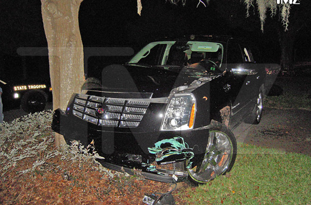 Woods crashes SUV into tree outside mansion in Florida