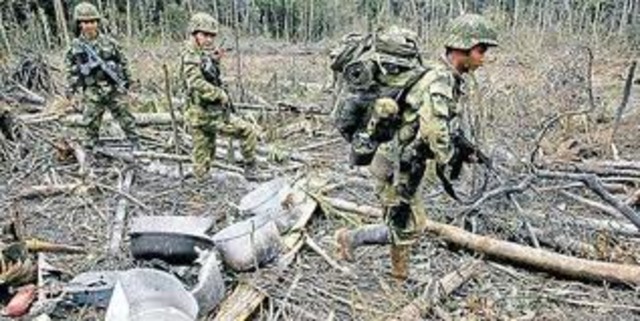 un grupo armado asalta a militares de coban