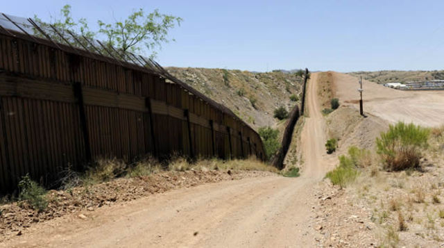 panchito y su familia cruzaron la frontera de Mexico a los Estados Unidos