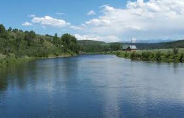 Muller zu viel trinkt. Er wacht am Fluss mit seiner Brieftasche fehlt.