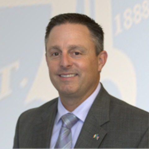 Scriven, Se necesita una evaluación retrospectiva del producto para poder juzgar en conjunto el mérito y el valor del objeto evaluado.