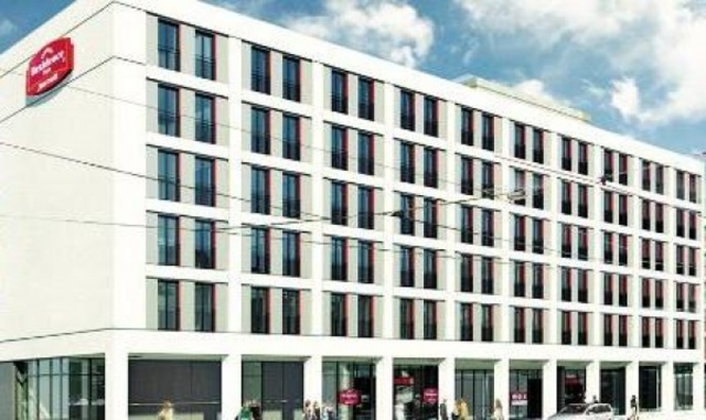 In der Pension NEUE HEIMAT sitzt Felix Neumann beim Fruhstuck.