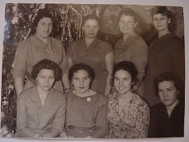 Новогодний вечер 1959 годВторая в верхнем ряду Белова Н.П.Третья в верхнем ряду Горубнова З.И.Первая в нижнем ряду Землянская Д.А.Вторая в нижнем ряду методист Таисия ВасильевнаЧетвертая в нижнем ряду Хватова В.П.