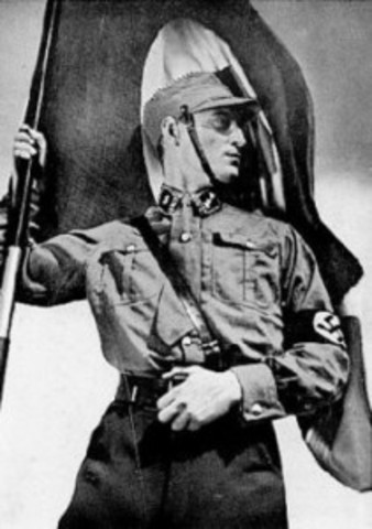 Hitler fonda le SA