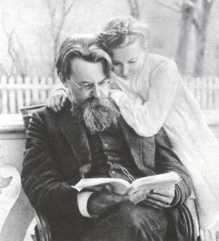 Порывает с политической деятельностью.