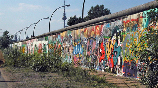 The Berlin Wall goes up