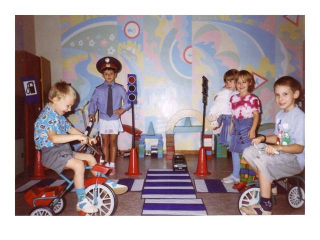 в 1998 году   было открыт кабинет по ознакомлению дошкольников с правилами дорожного движения «Светофорик».