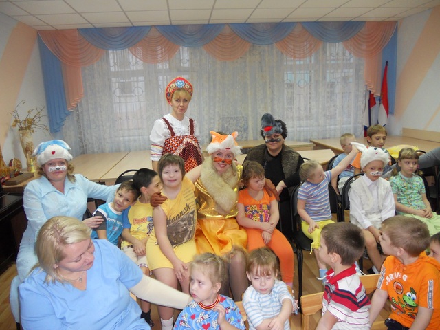 Театральное представление по сказке «Дружная семейка»(Социально реабилитационный центр «Наш дом»)