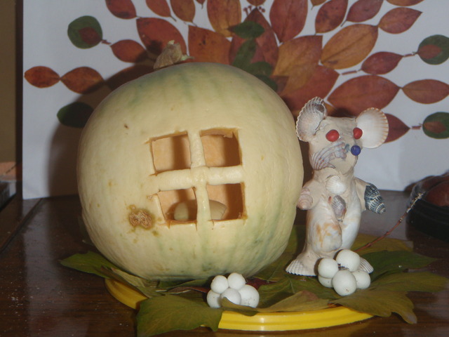 В октябре 2011 года среди воспитанников и родителей на базе ДОУ проходил конкурс на лучшую поделку из природного материала.