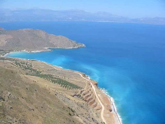 Minoans develop civilization on island of Crete