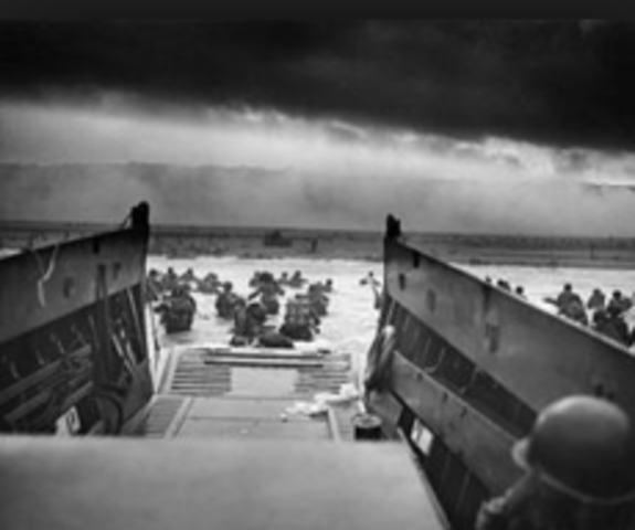 Great Britian and U.S successfully land in Normandy beaches in France