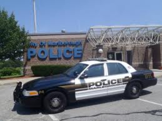 Auf dem Revier erkart Felix den Beamten, wer er ist und was er in Munchen macht.