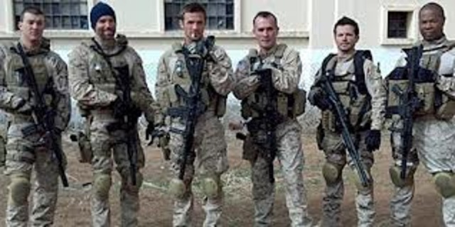 Barock Obama sends Steal Team 6 to kill Osama Bin Londen leader of Al-Qi'ida