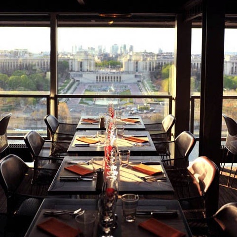 Déjeunant à La tour eiffel