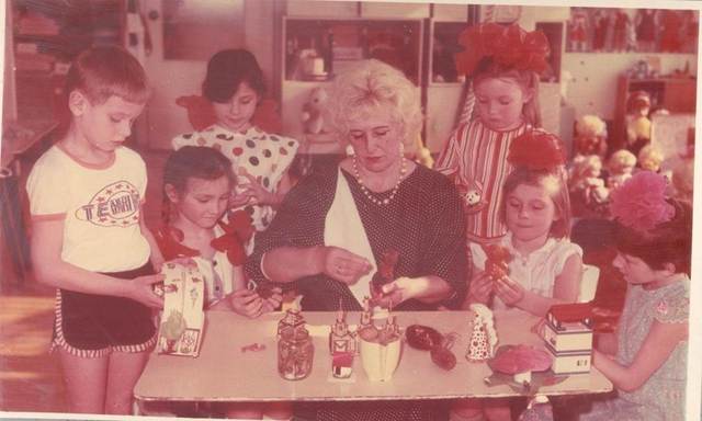 В 1981г. представителями министерства Просвещения проверялось состояние игровой деятельности в детских садах города и области. За правильно поставленную работу коллектив яслей – сада был награжден почетной грамотой.