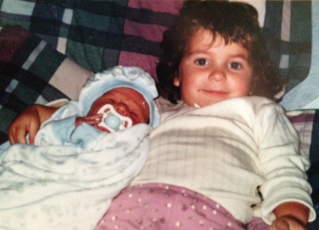 Mi hermano menor nació el 23 de Septiembre, dos mil