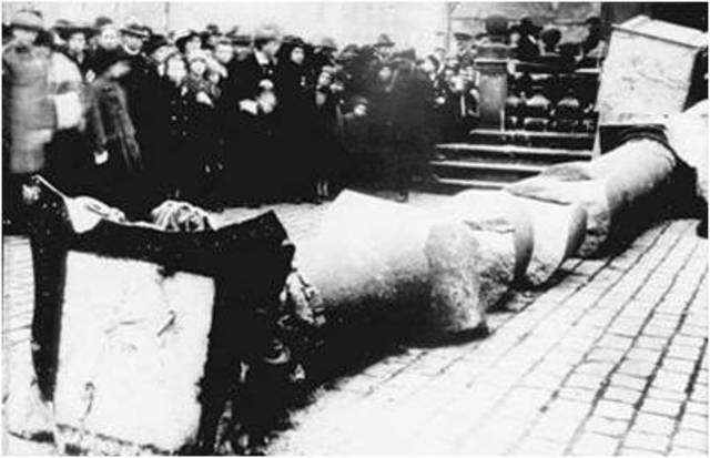 Stržení Mariánského sloupu na Staroměstském náměstí