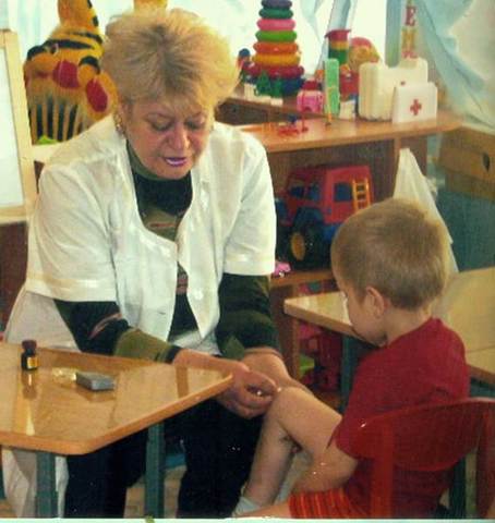 В ДОУ на протяжении 35 лет работает старшая медицинская сестра Манагарова Л.К.