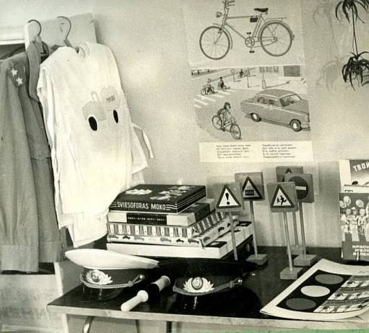 уголок по дорожному движению