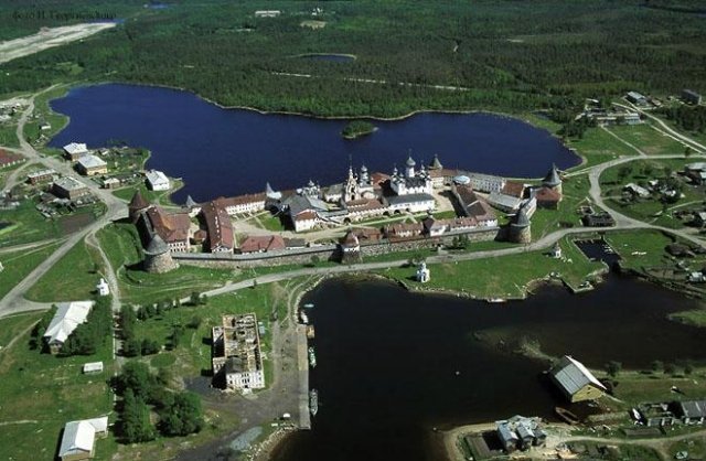 Поездка на Север: Беломорский канал, Хибины, Соловки. По материалам этой поездки написаны "Отцы и дети, опубликована повесть "Корень жизни".