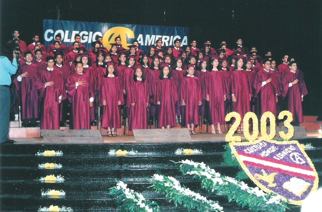 Mi hermano se graduó del colegio