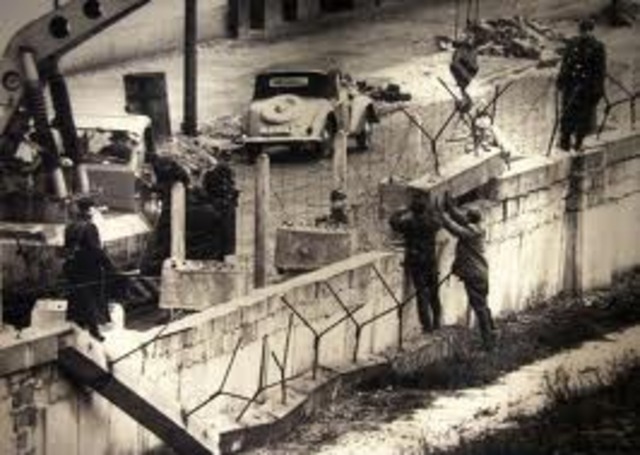 Se levanta el muro de Berlín y divide a la ciudad en 2
