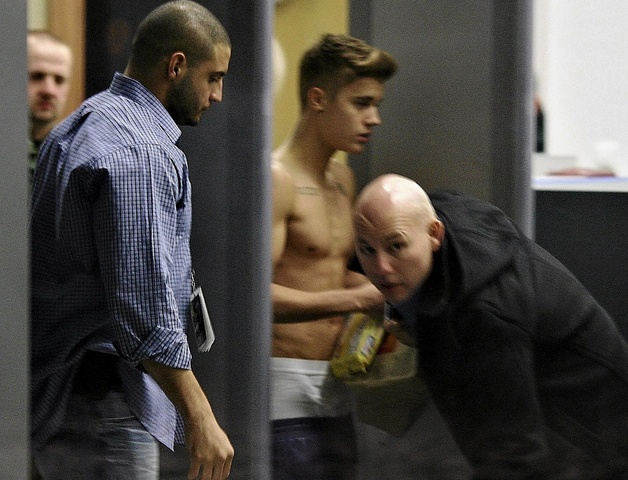 Biebs half-naked at Polish airport