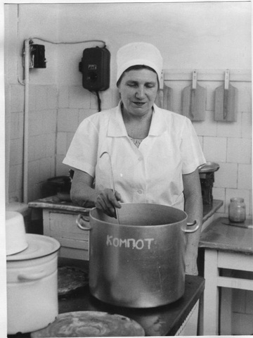 Тузова Мая Дмитриевна, повар.