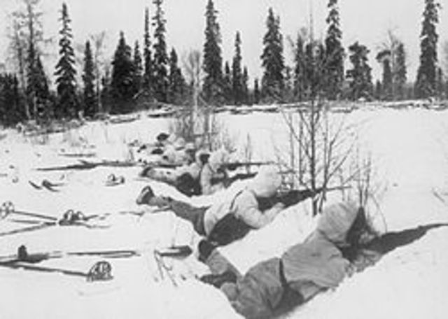 Mislukte “Winter Oorlog” tegen Finland. De Sovjet-Unie leidt zware militaire verliezen.