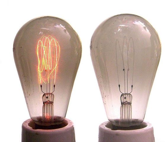 The electric light bulb was invented by American Thomas Edison