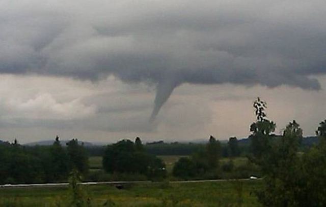 Hubo un pequeño tornado por encima de mi casa 12 de junio de 2011.