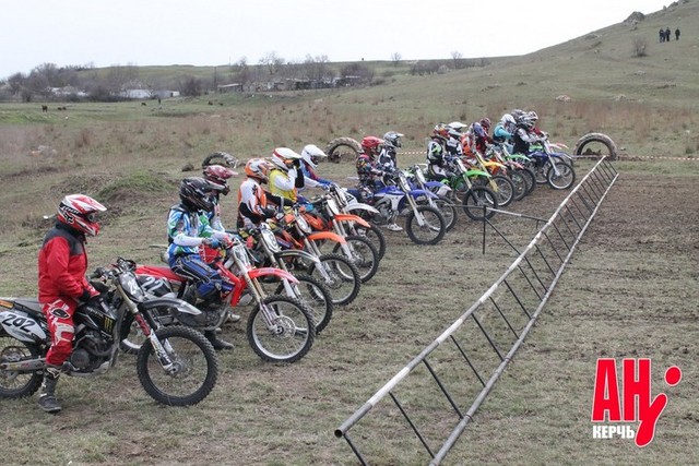 Под Керчью проходят соревнования по мотокроссу