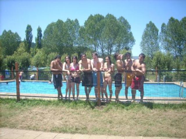 jueves piscina con amigos