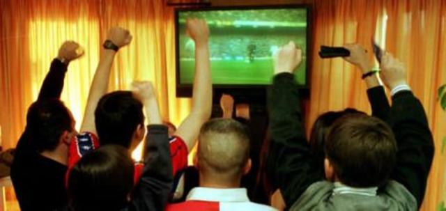 martes, viendo a la seleccion jugar.