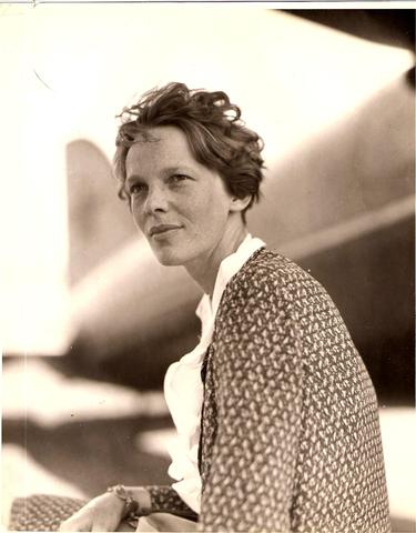 Amelia Earhart becomes 1st female to fly across Atlantic Ocean