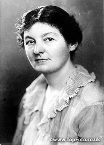 Margaret Bondfield becomes 1st Dutch female minister (of Labor)