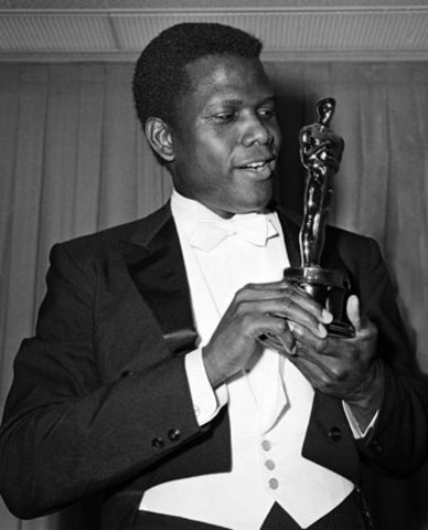 First African American wins an Oscar