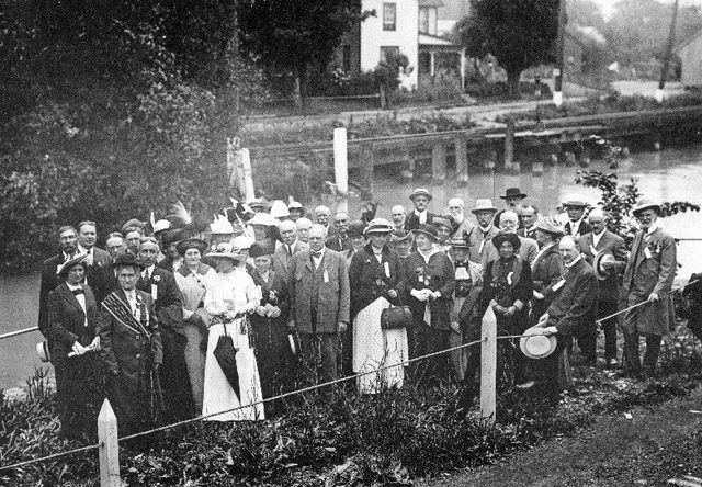 Loyalists flee America