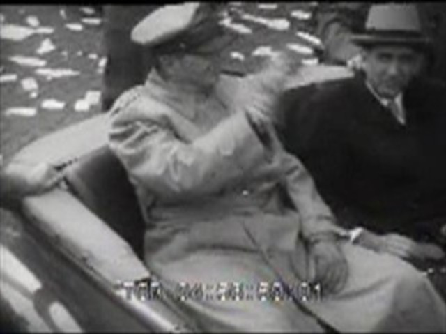 MacArhtur recives ticker-tape parade