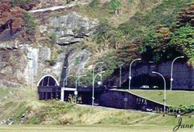 São construídos o Elevado e o túnel do Joá.