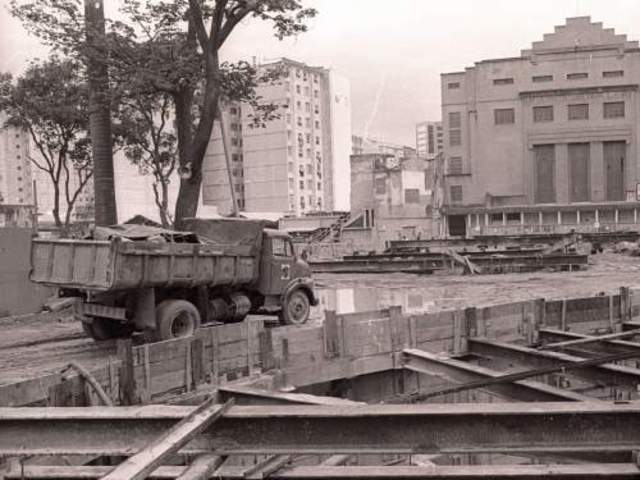 Têm início as obras do Metrô.