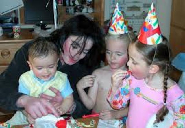 Рождение дочери Пэрис-Майкл Кэтрин Джексон.