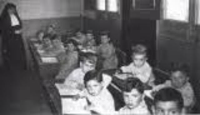 S'ignaugura la primera escola de nois al carrer Vell