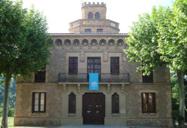 ES CONSTRUEIX LA TORRE DE L'AMO