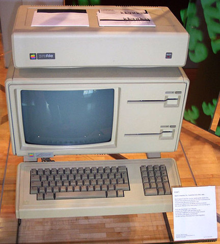 Выпущена серия компьютеров Apple III