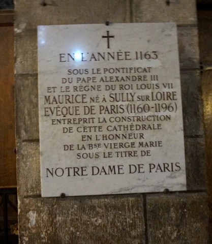 Início da construção da Catedral de Notre-Dame de Paris